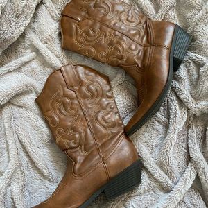 Cowgirl boots SIZE 9 never worn!!